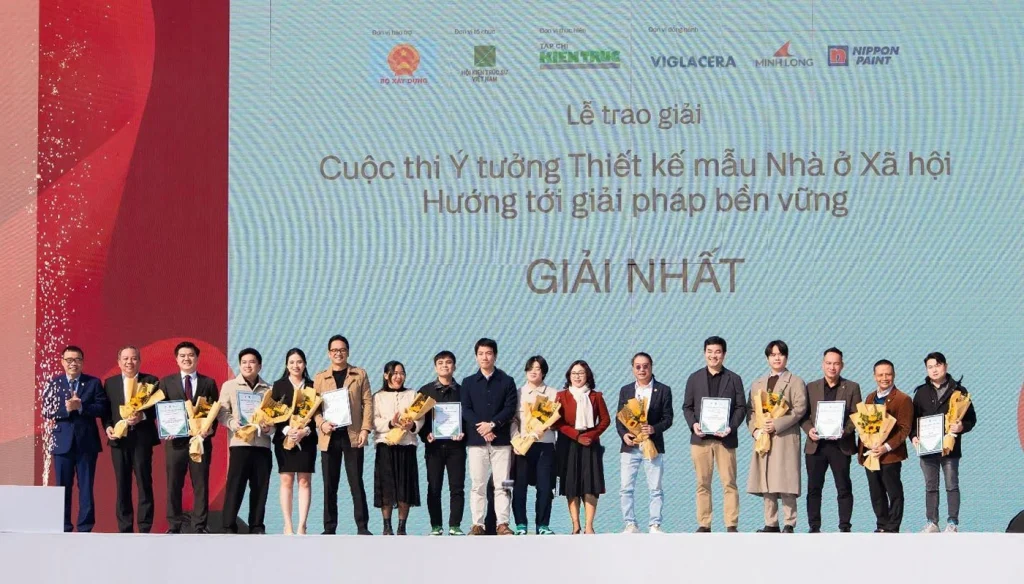 Ông Nguyễn Đức Lợi (thứ 3 từ trái qua) – thành viên HĐQT Tập đoàn Kim Oanh và ông Trần Đăng Toàn (thứ 2 từ trái qua) – Thành viên Ban Tổng Giám đốc Tập đoàn Kim Oanh đại diện nhận giải